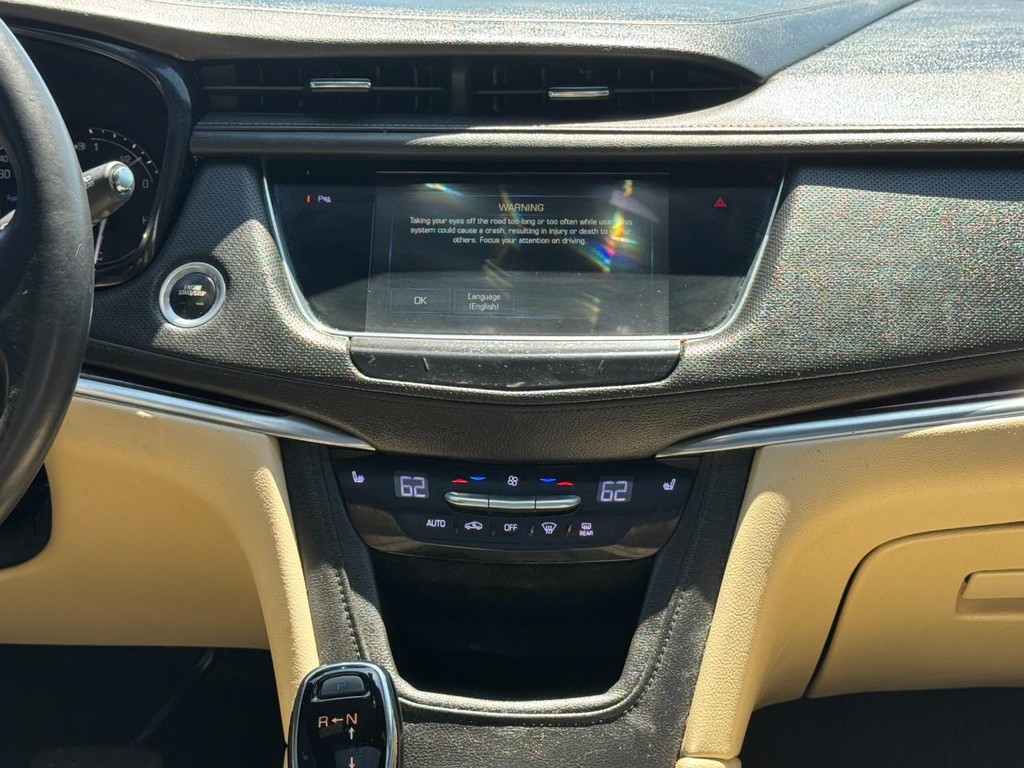 Cadillac XT5 Vehicle Full-screen Gallery Image 16