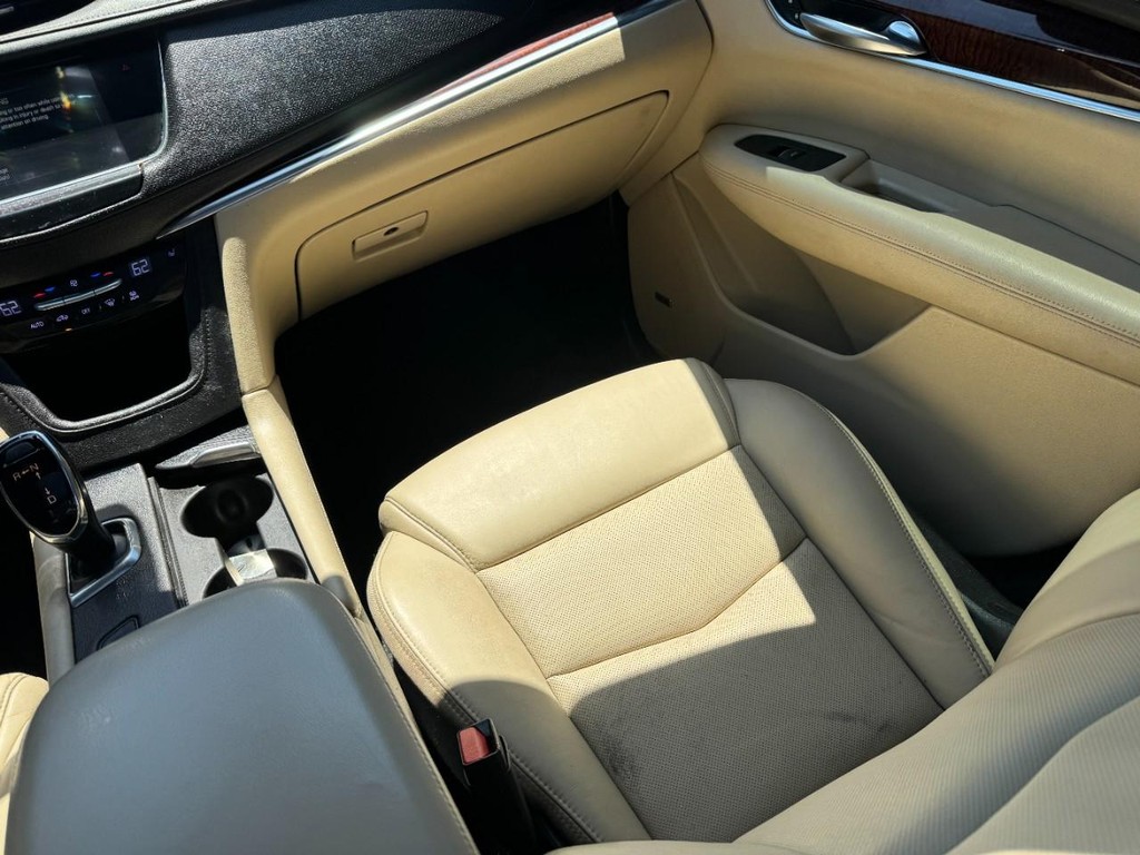 Cadillac XT5 Vehicle Full-screen Gallery Image 18