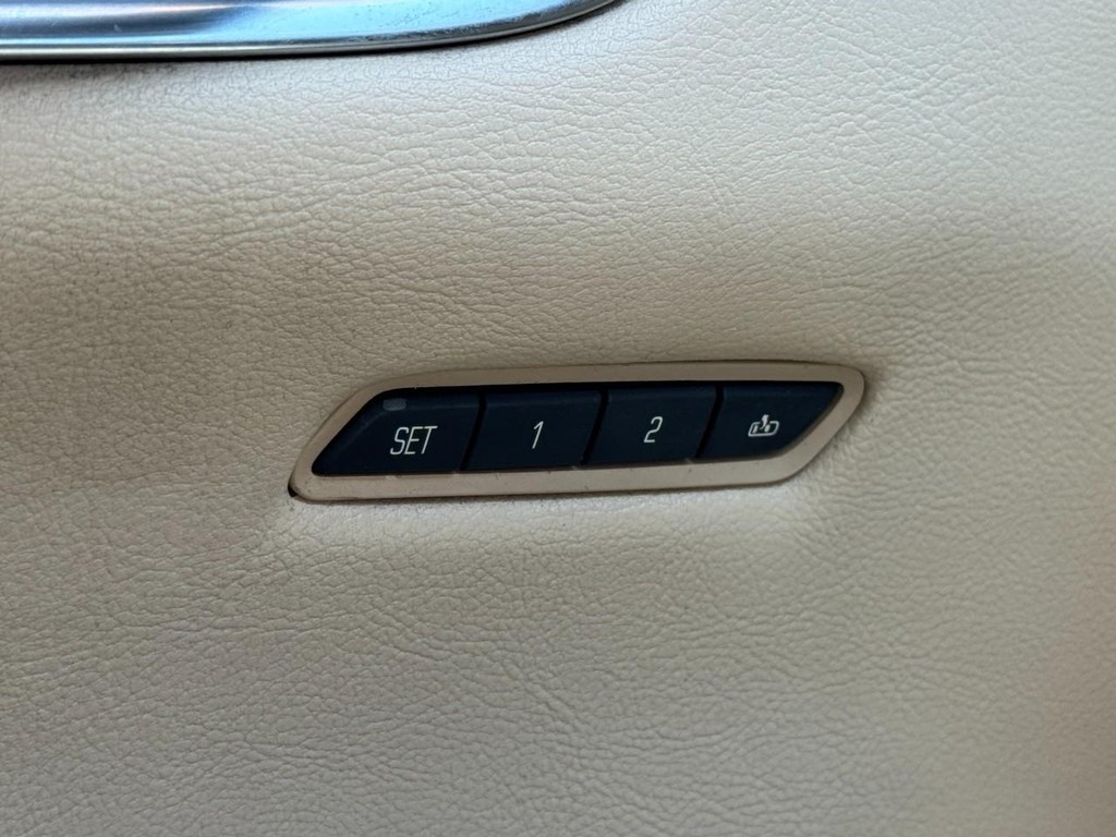Cadillac XT5 Vehicle Full-screen Gallery Image 19