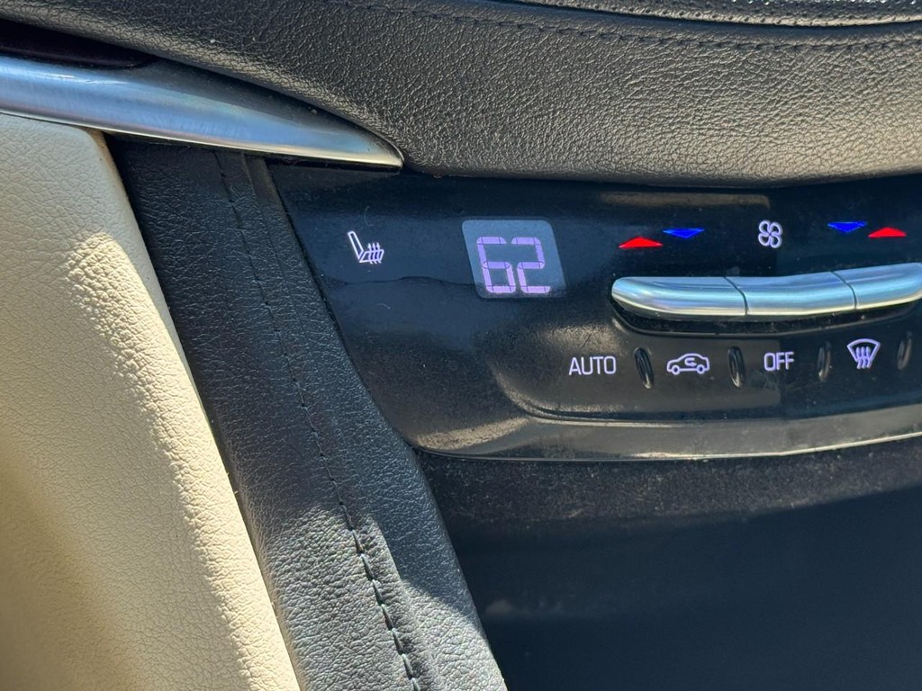 Cadillac XT5 Vehicle Full-screen Gallery Image 24