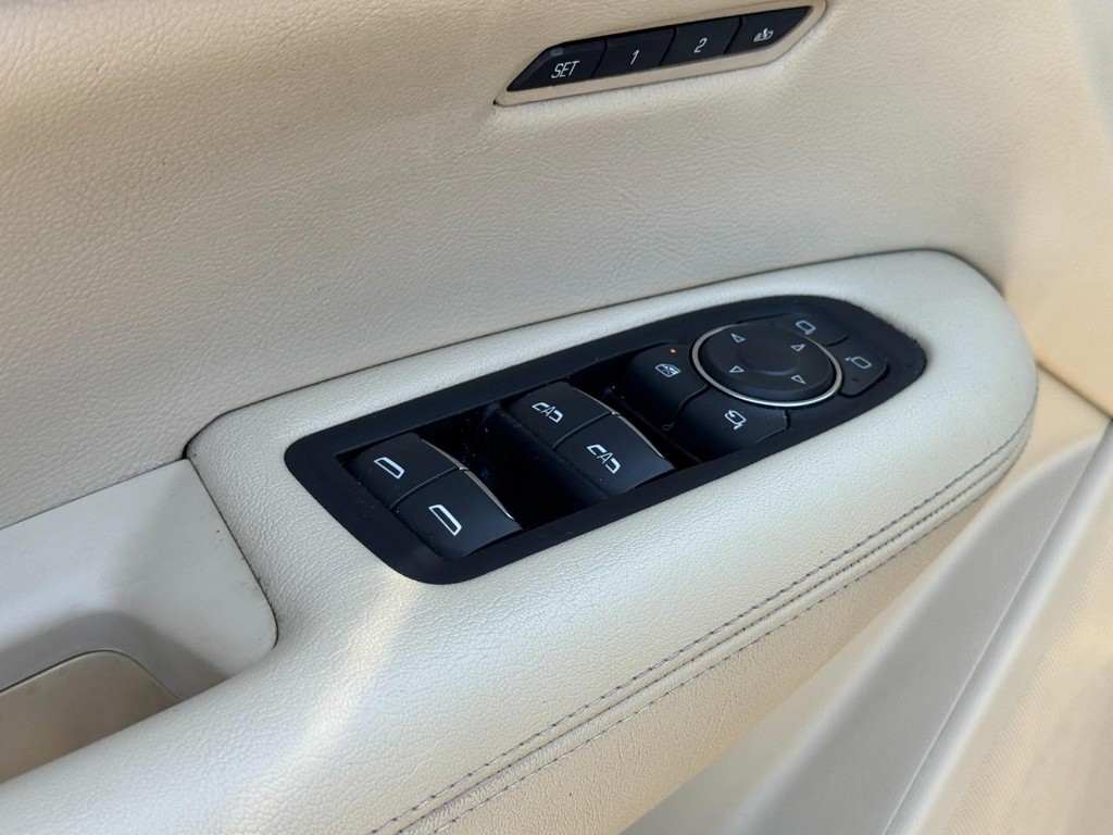 Cadillac XT5 Vehicle Full-screen Gallery Image 26