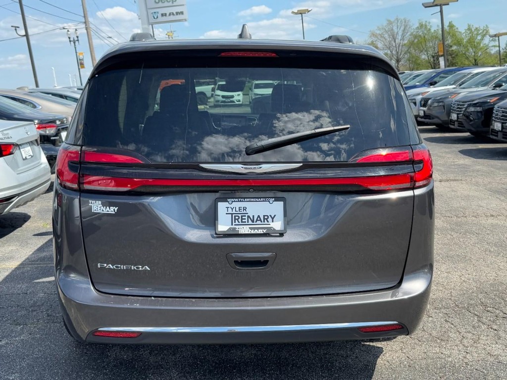 Chrysler Pacifica Vehicle Full-screen Gallery Image 04