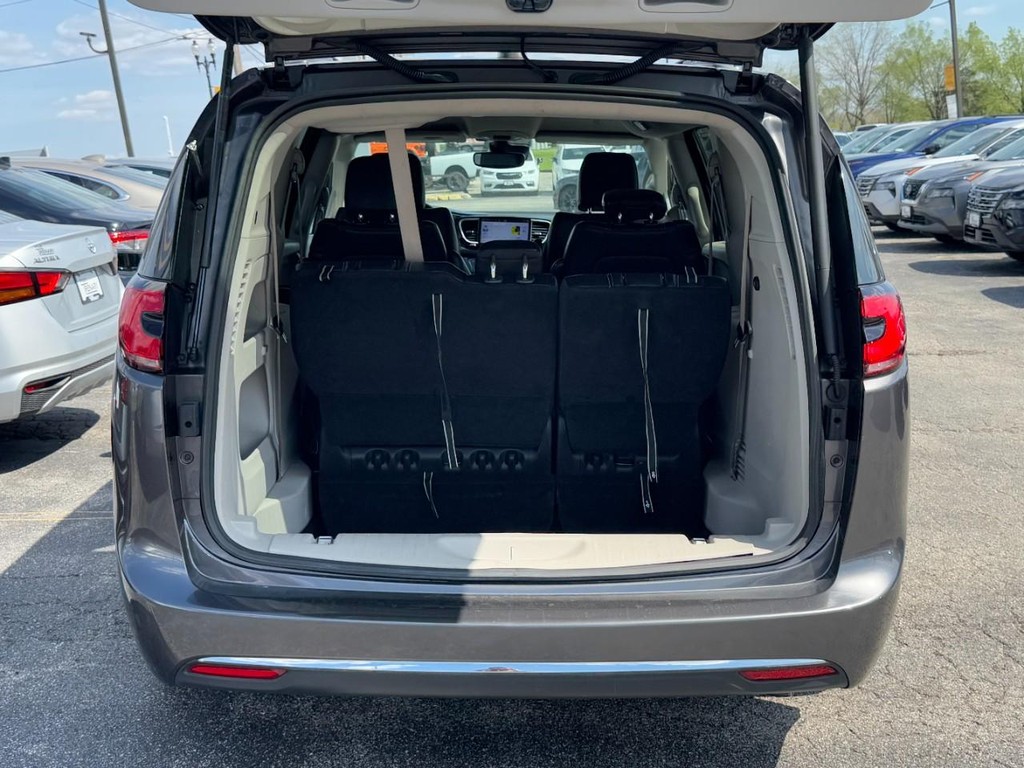 Chrysler Pacifica Vehicle Full-screen Gallery Image 05