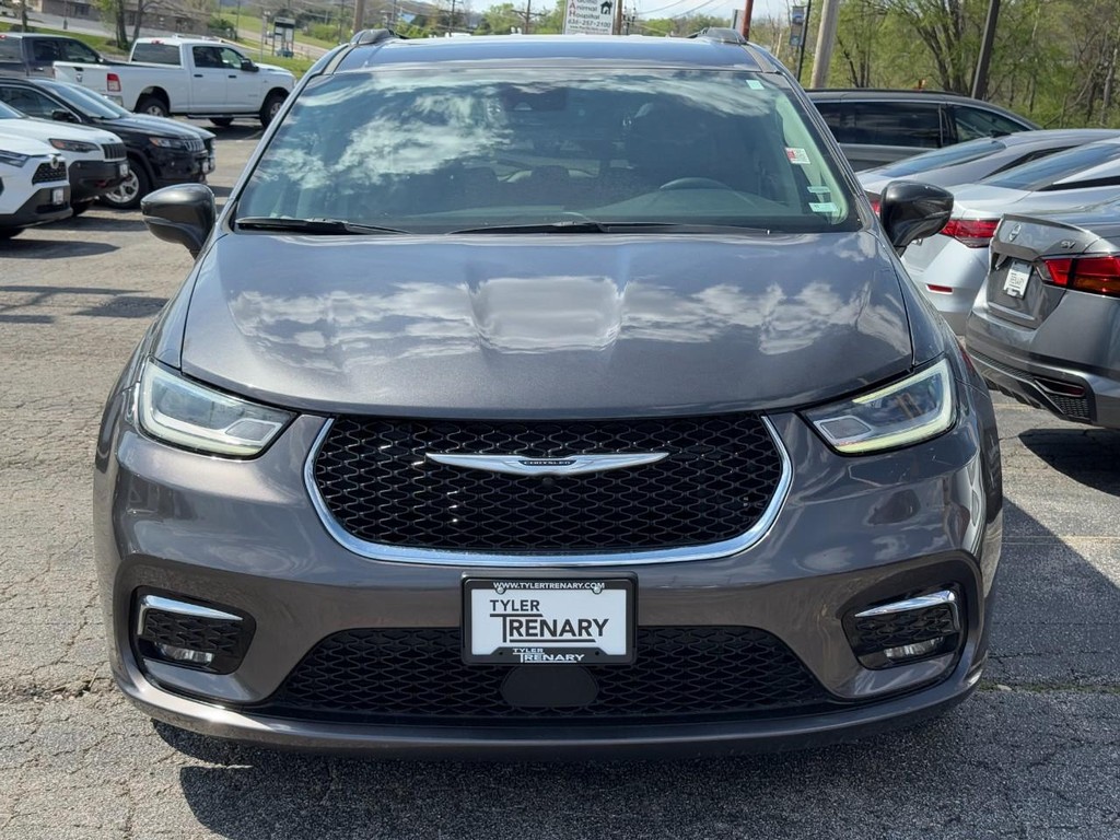 Chrysler Pacifica Vehicle Full-screen Gallery Image 09