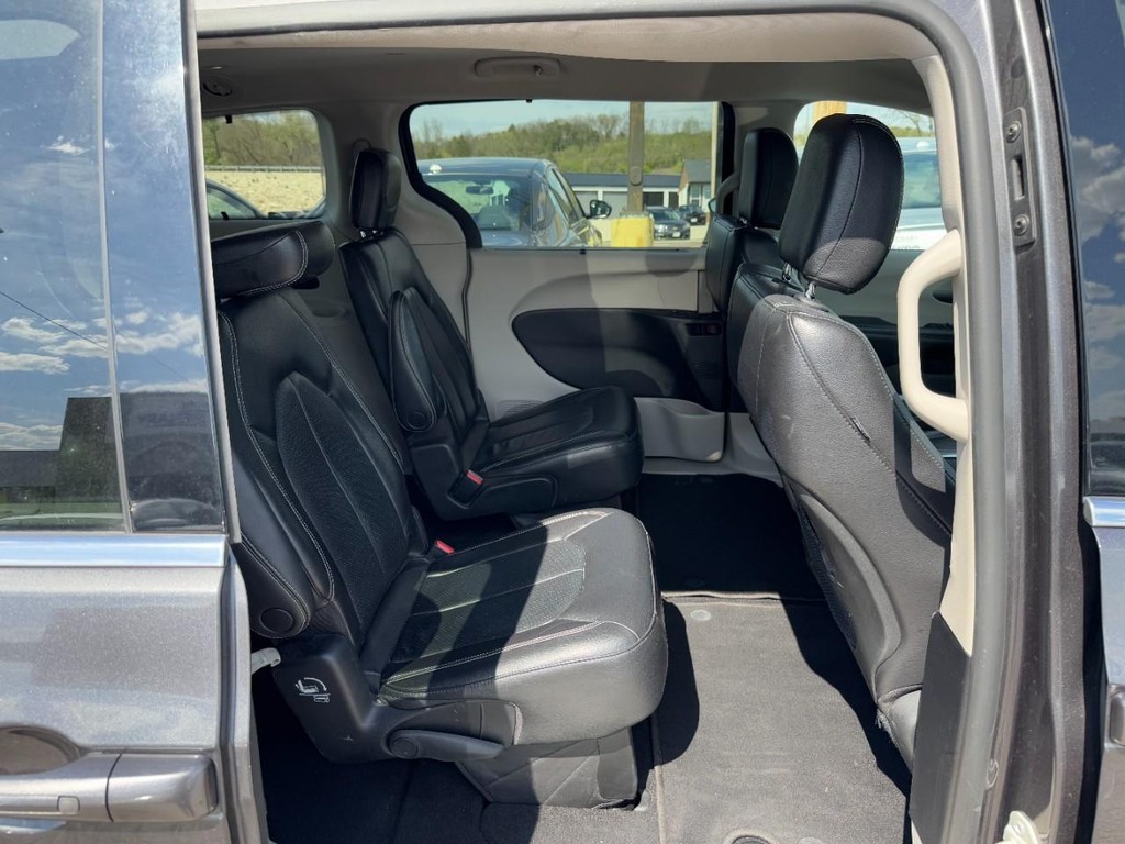 Chrysler Pacifica Vehicle Full-screen Gallery Image 10