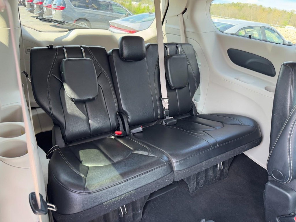 Chrysler Pacifica Vehicle Full-screen Gallery Image 11