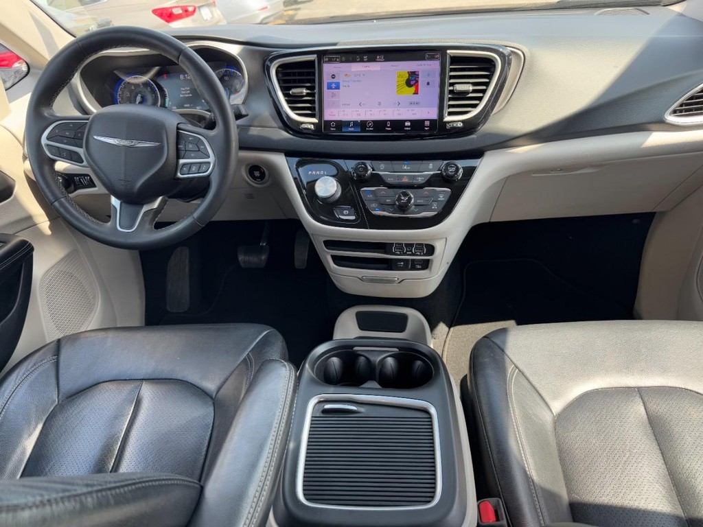 Chrysler Pacifica Vehicle Full-screen Gallery Image 12