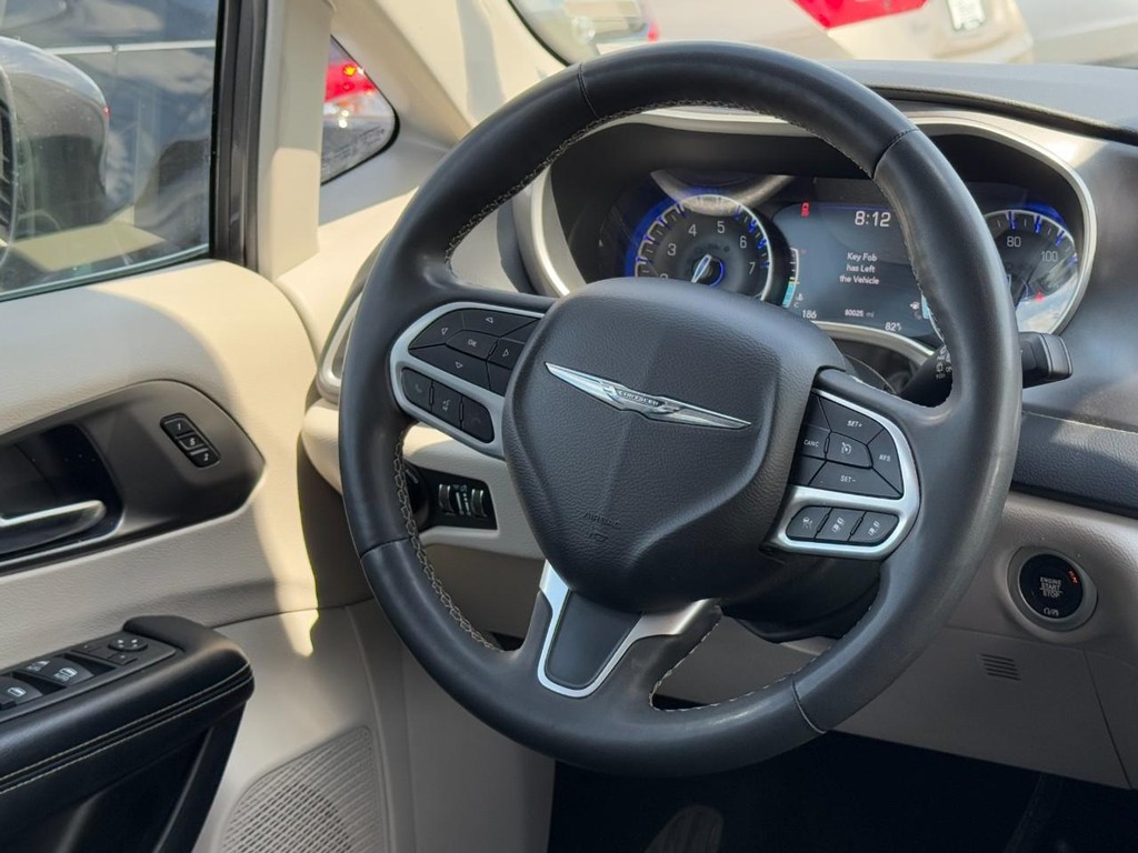 Chrysler Pacifica Vehicle Full-screen Gallery Image 13