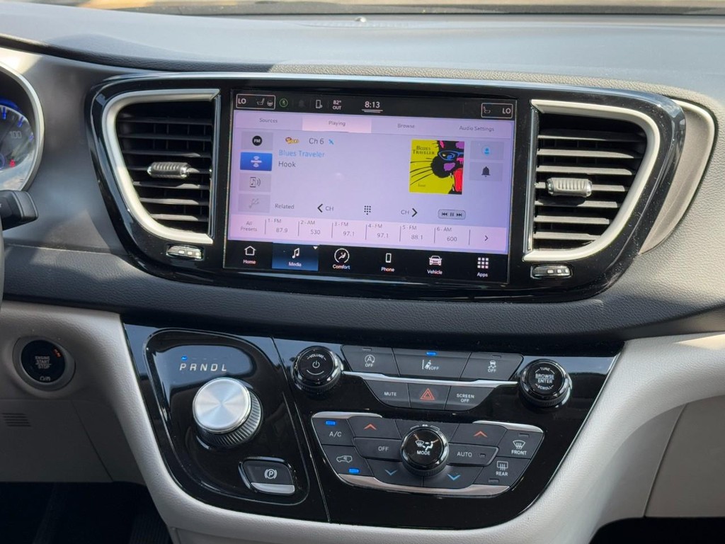 Chrysler Pacifica Vehicle Full-screen Gallery Image 14