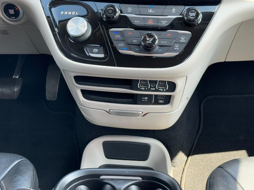 Chrysler Pacifica Vehicle Full-screen Gallery Image 15