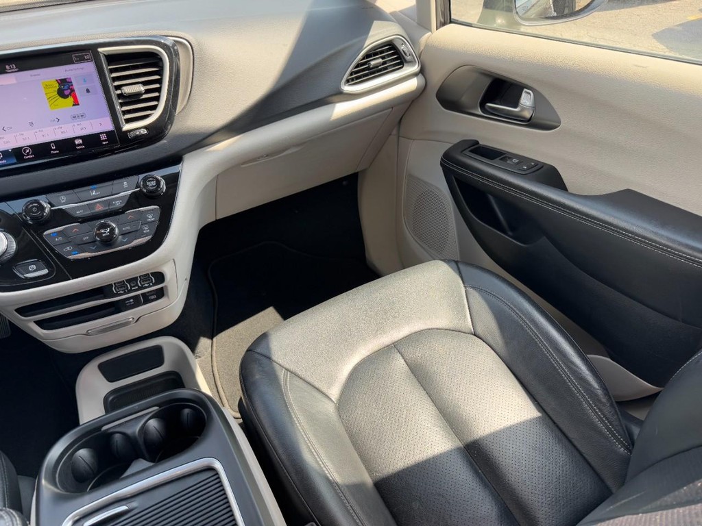 Chrysler Pacifica Vehicle Full-screen Gallery Image 16