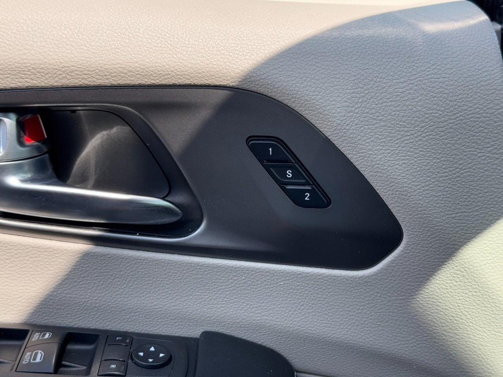 Chrysler Pacifica Vehicle Full-screen Gallery Image 17