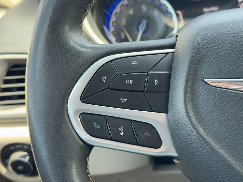 Chrysler Pacifica Vehicle Full-screen Gallery Image 18