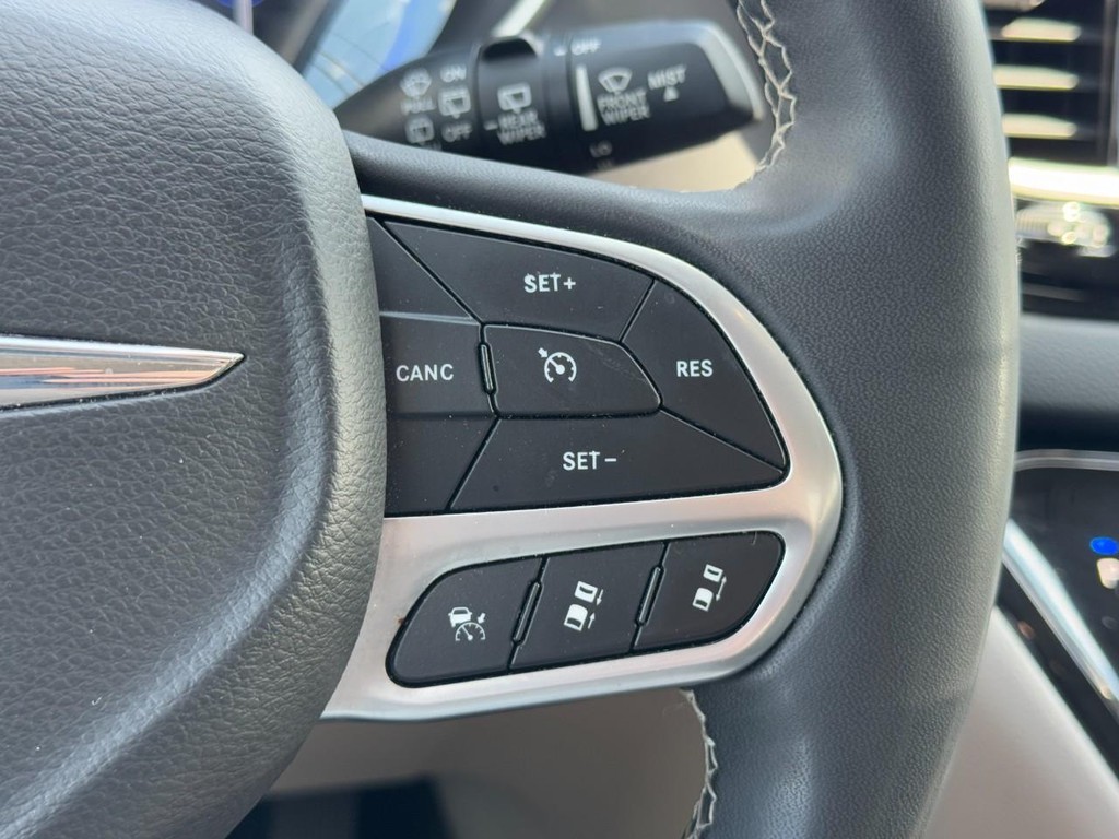 Chrysler Pacifica Vehicle Full-screen Gallery Image 19