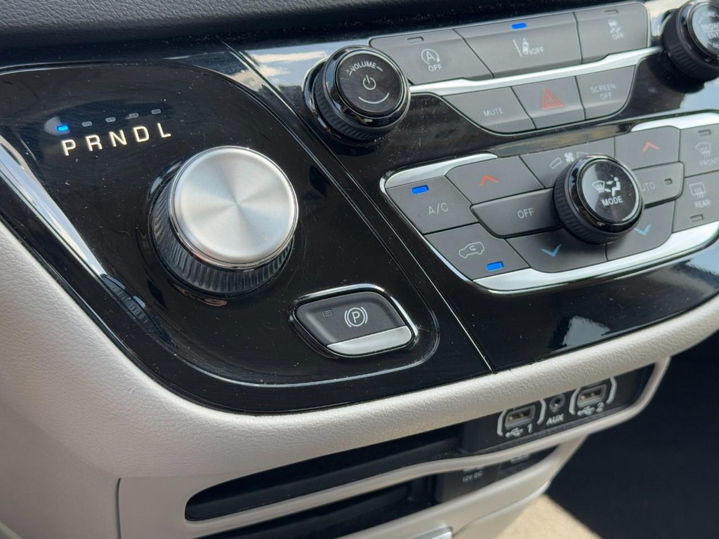 Chrysler Pacifica Vehicle Full-screen Gallery Image 21