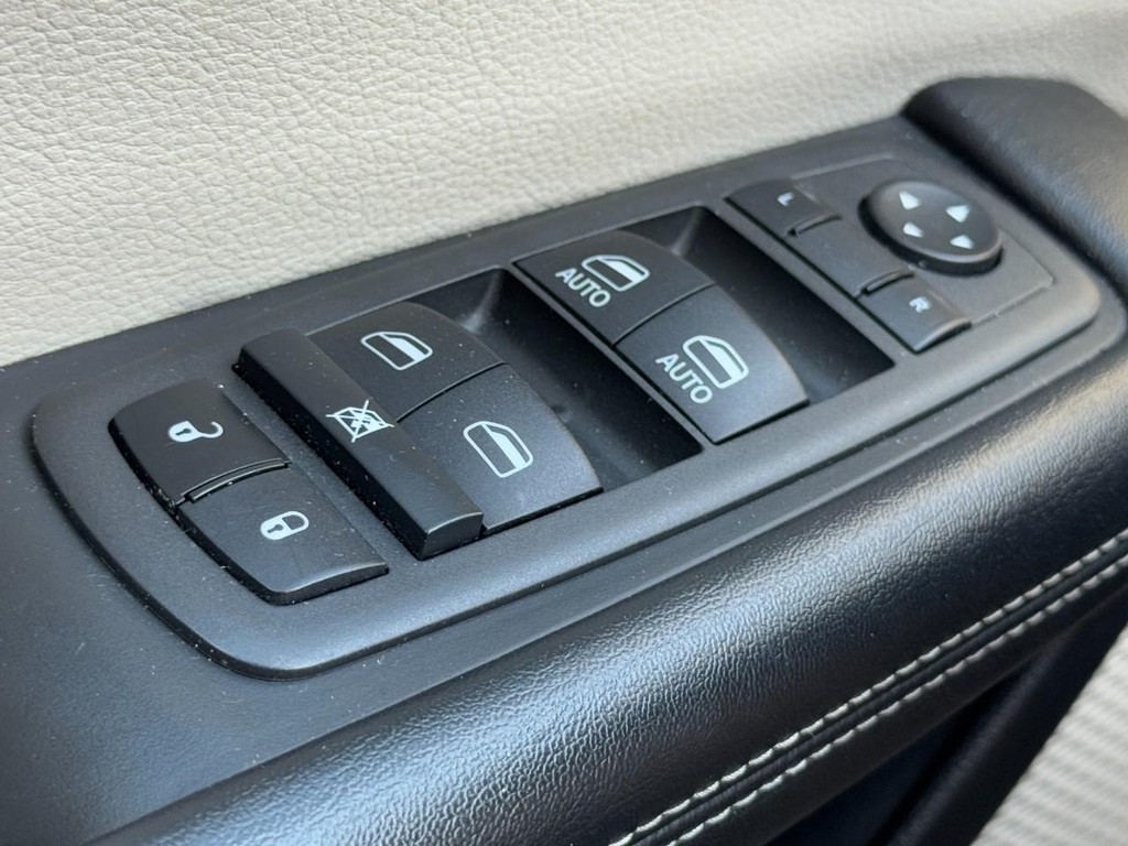 Chrysler Pacifica Vehicle Full-screen Gallery Image 24