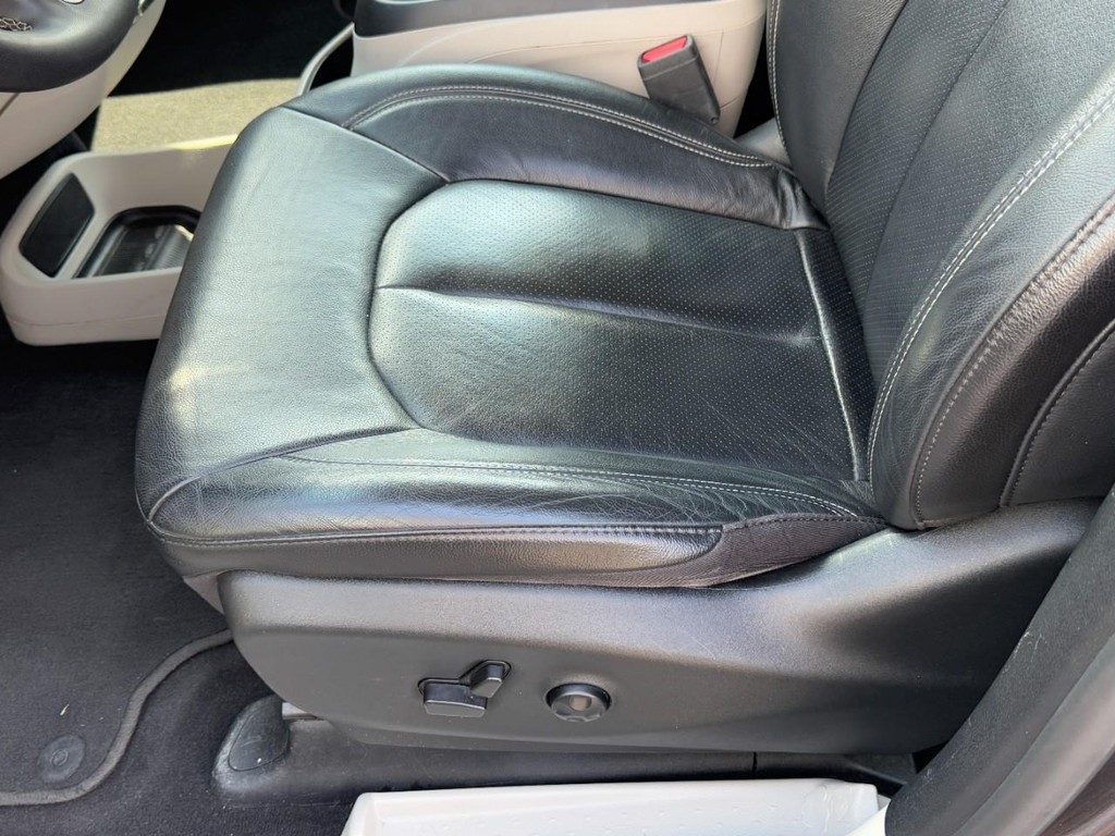 Chrysler Pacifica Vehicle Full-screen Gallery Image 25