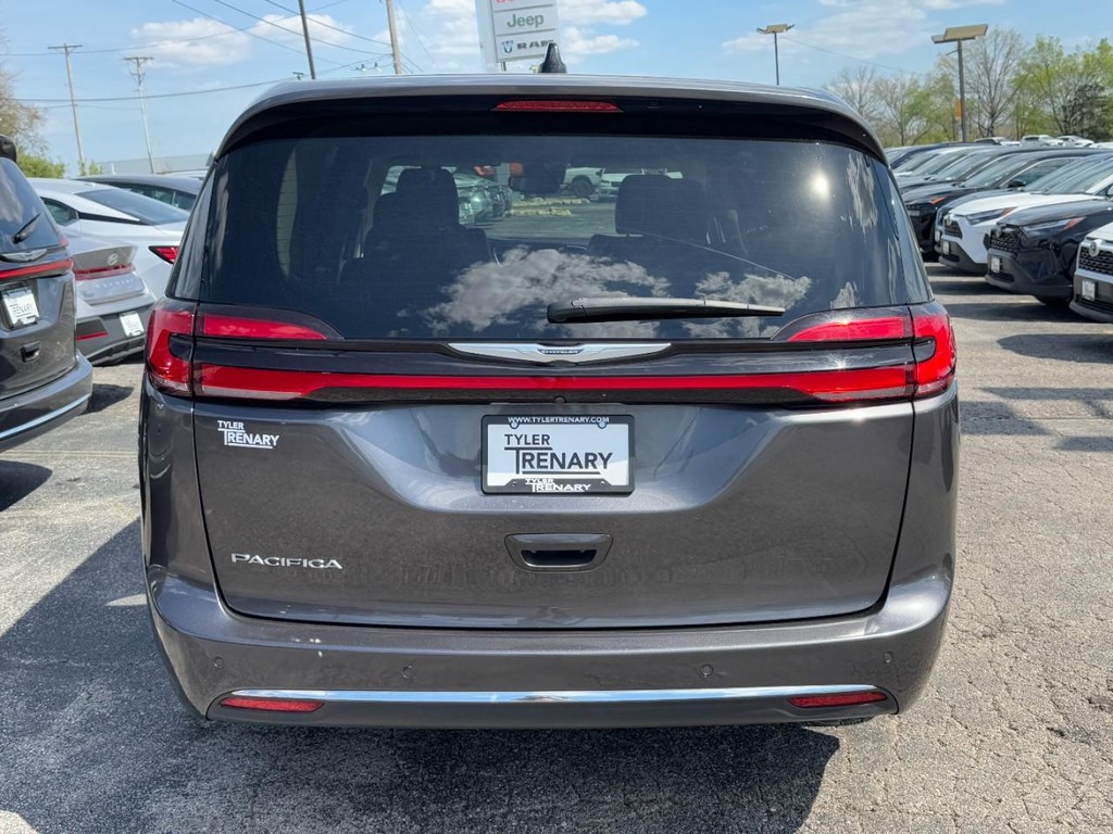 Chrysler Pacifica Vehicle Full-screen Gallery Image 04