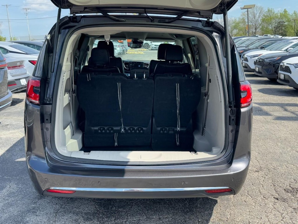 Chrysler Pacifica Vehicle Full-screen Gallery Image 05