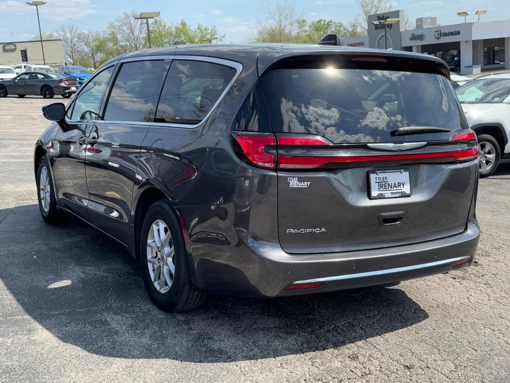 Chrysler Pacifica Vehicle Full-screen Gallery Image 06