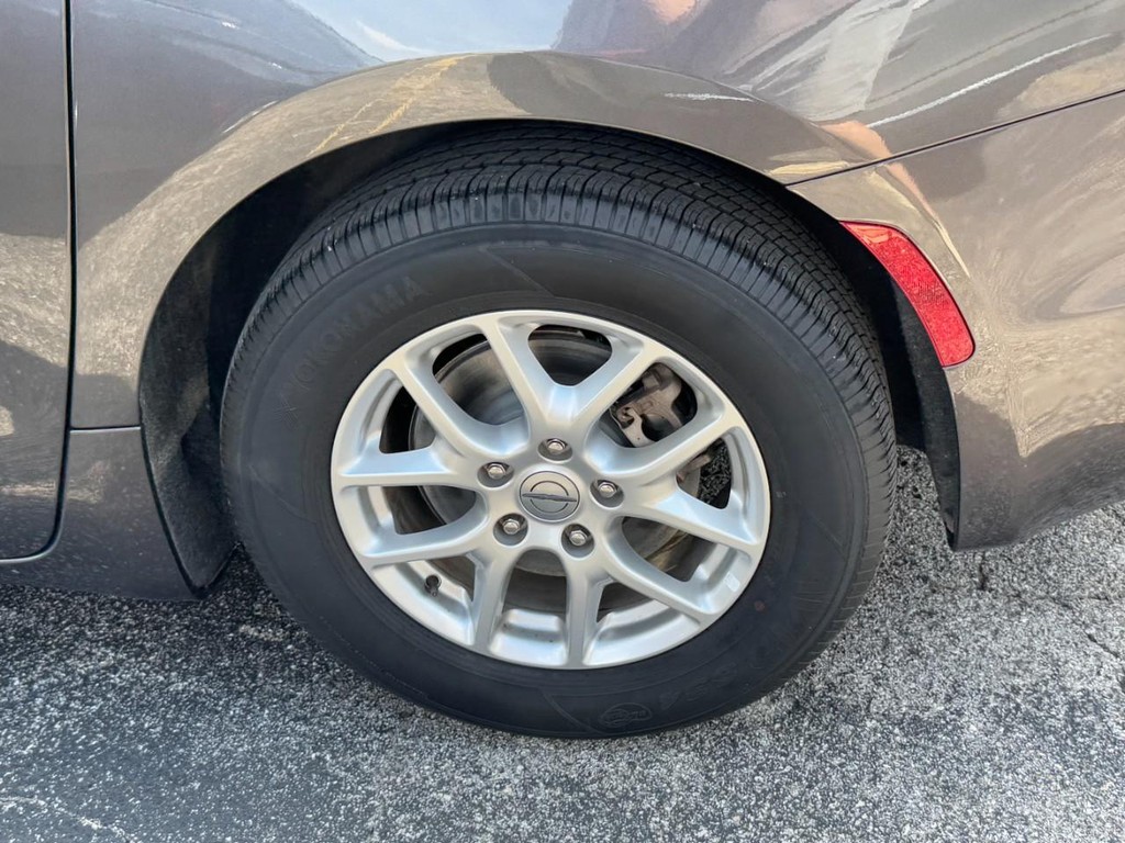 Chrysler Pacifica Vehicle Full-screen Gallery Image 07