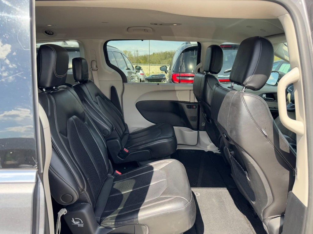 Chrysler Pacifica Vehicle Full-screen Gallery Image 10