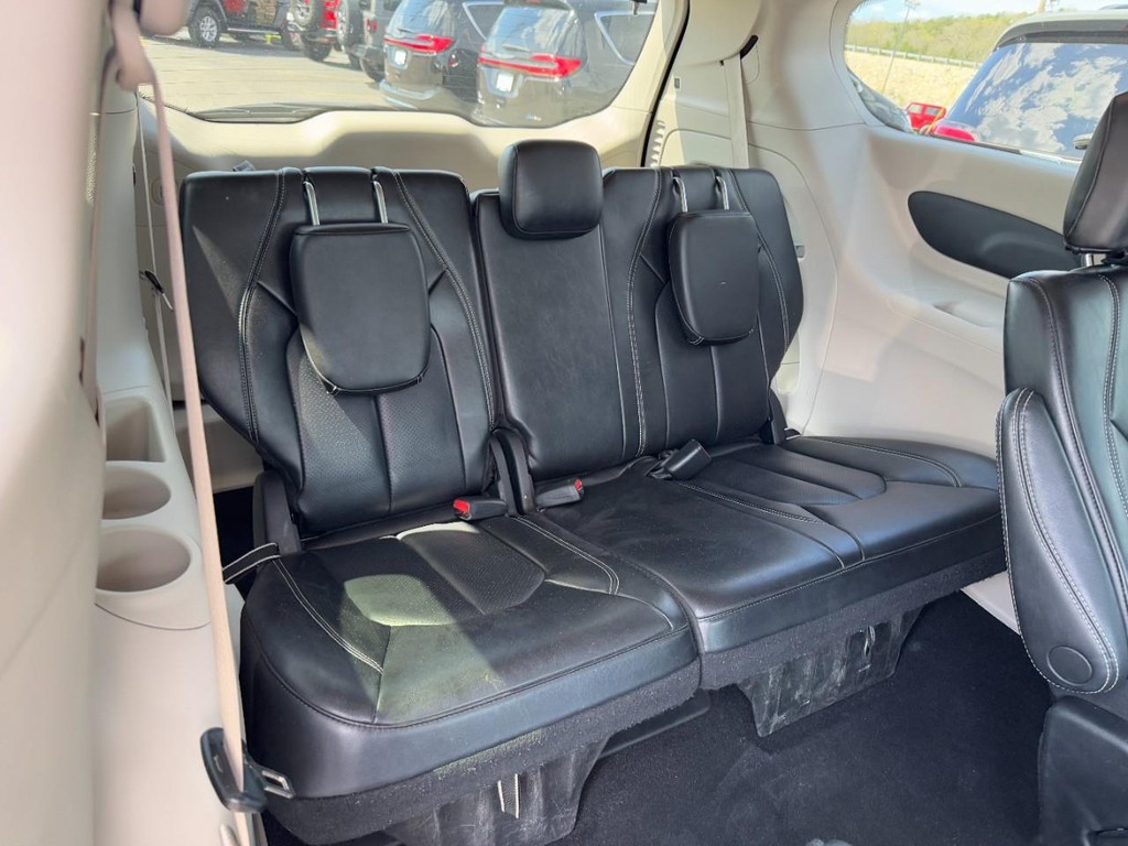 Chrysler Pacifica Vehicle Full-screen Gallery Image 11