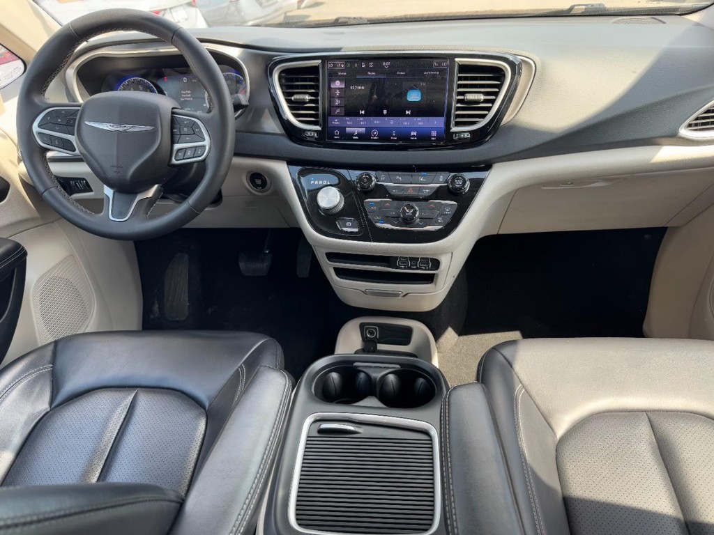 Chrysler Pacifica Vehicle Full-screen Gallery Image 12