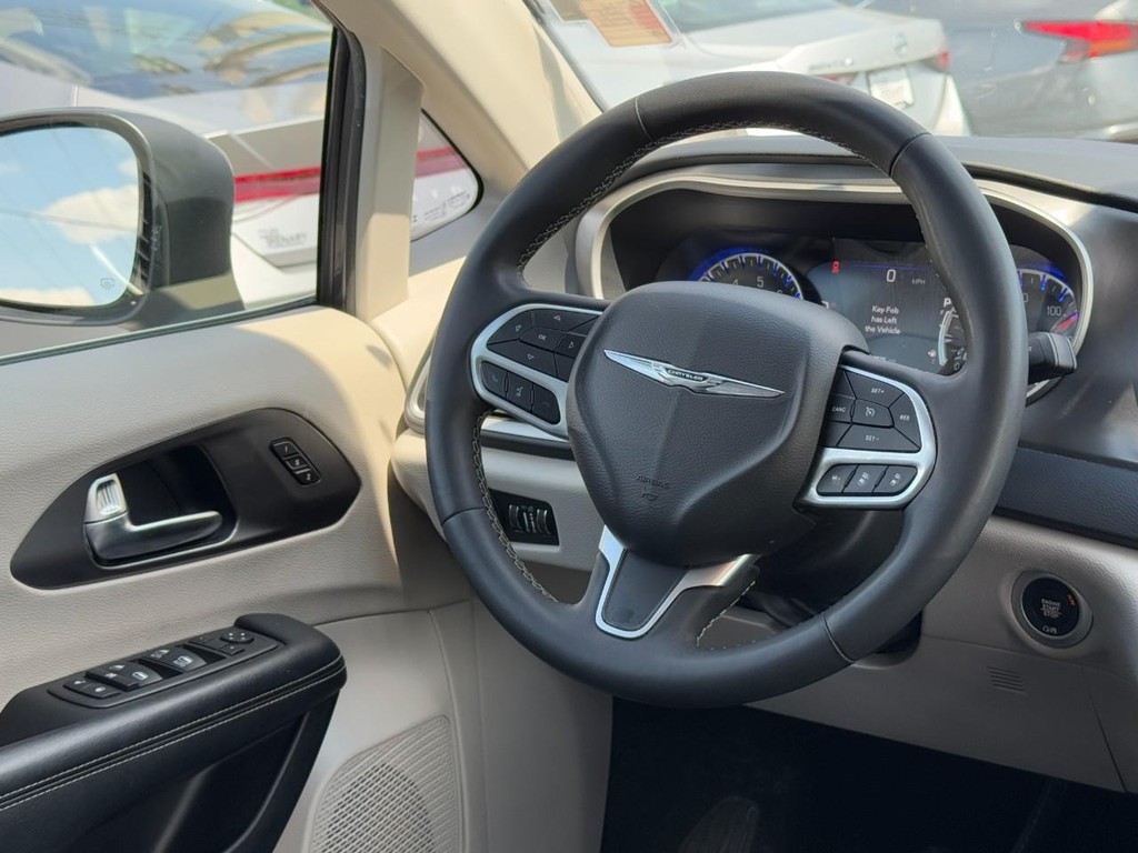 Chrysler Pacifica Vehicle Full-screen Gallery Image 13