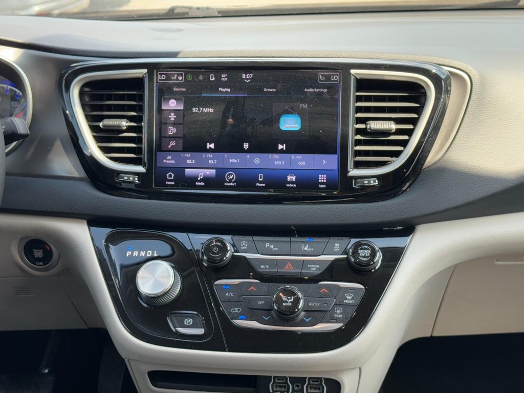 Chrysler Pacifica Vehicle Full-screen Gallery Image 14