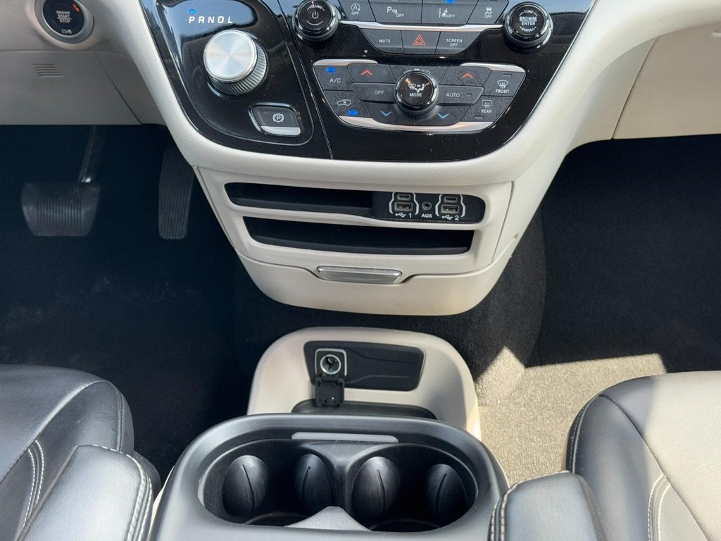 Chrysler Pacifica Vehicle Full-screen Gallery Image 15