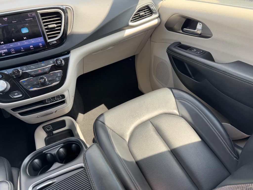 Chrysler Pacifica Vehicle Full-screen Gallery Image 16