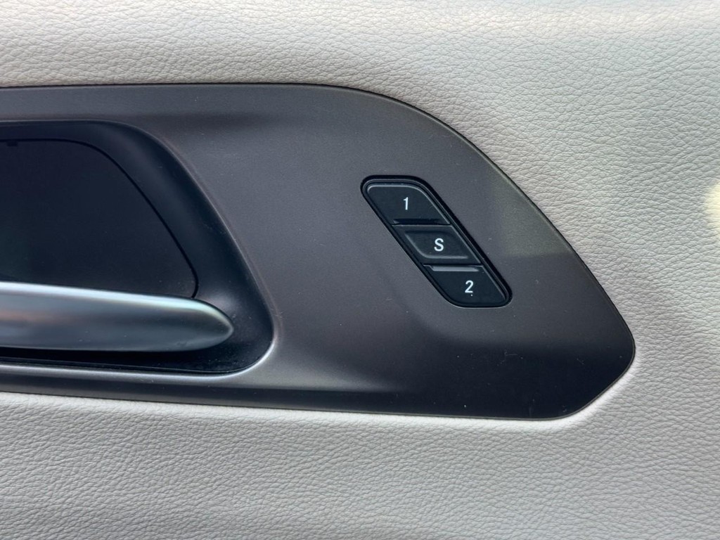 Chrysler Pacifica Vehicle Full-screen Gallery Image 17