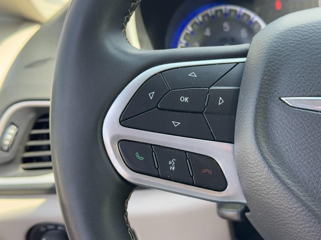 Chrysler Pacifica Vehicle Full-screen Gallery Image 18