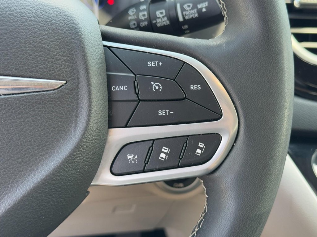 Chrysler Pacifica Vehicle Full-screen Gallery Image 19