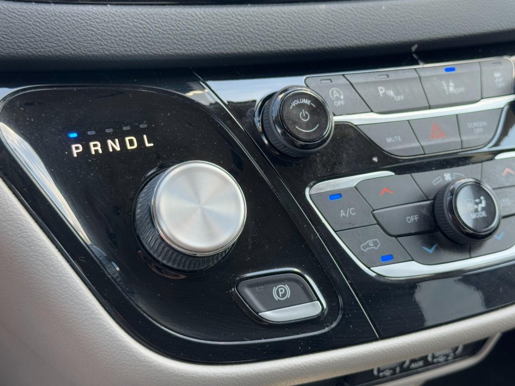 Chrysler Pacifica Vehicle Full-screen Gallery Image 21