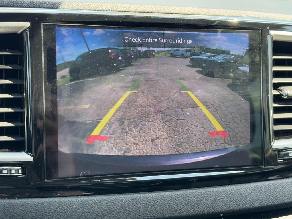 Chrysler Pacifica Vehicle Full-screen Gallery Image 23