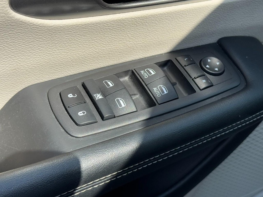 Chrysler Pacifica Vehicle Full-screen Gallery Image 24