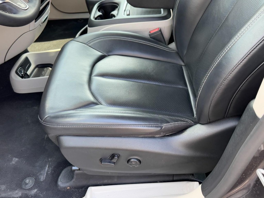 Chrysler Pacifica Vehicle Full-screen Gallery Image 25