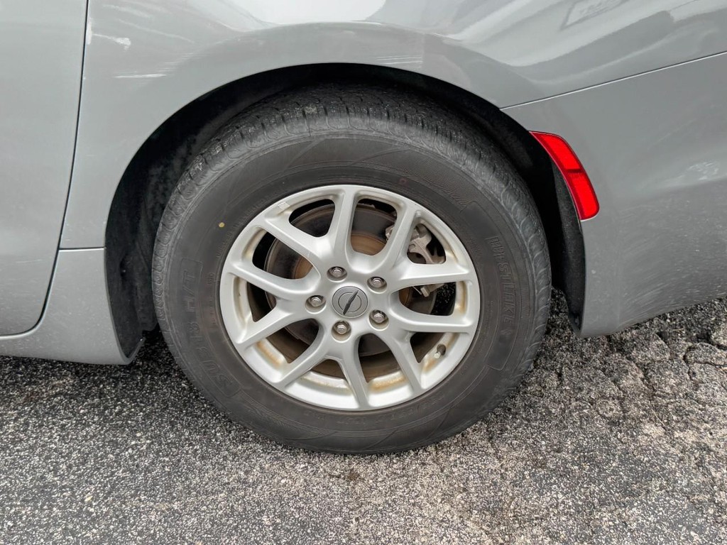 Chrysler Pacifica Vehicle Full-screen Gallery Image 05