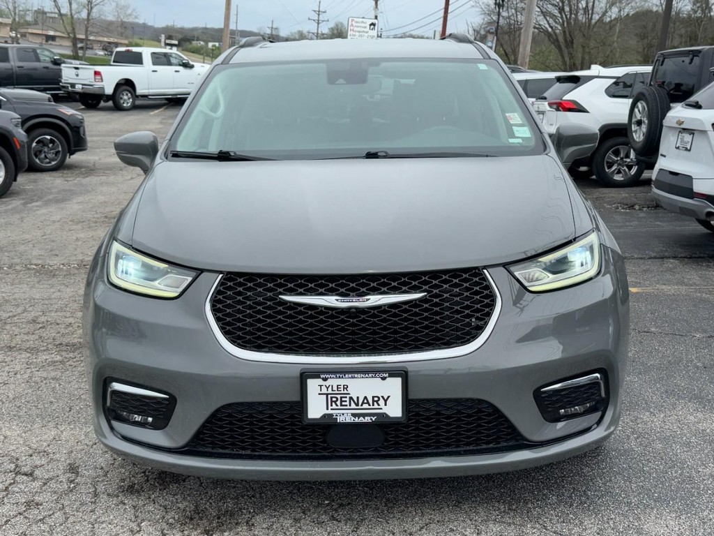 Chrysler Pacifica Vehicle Full-screen Gallery Image 07