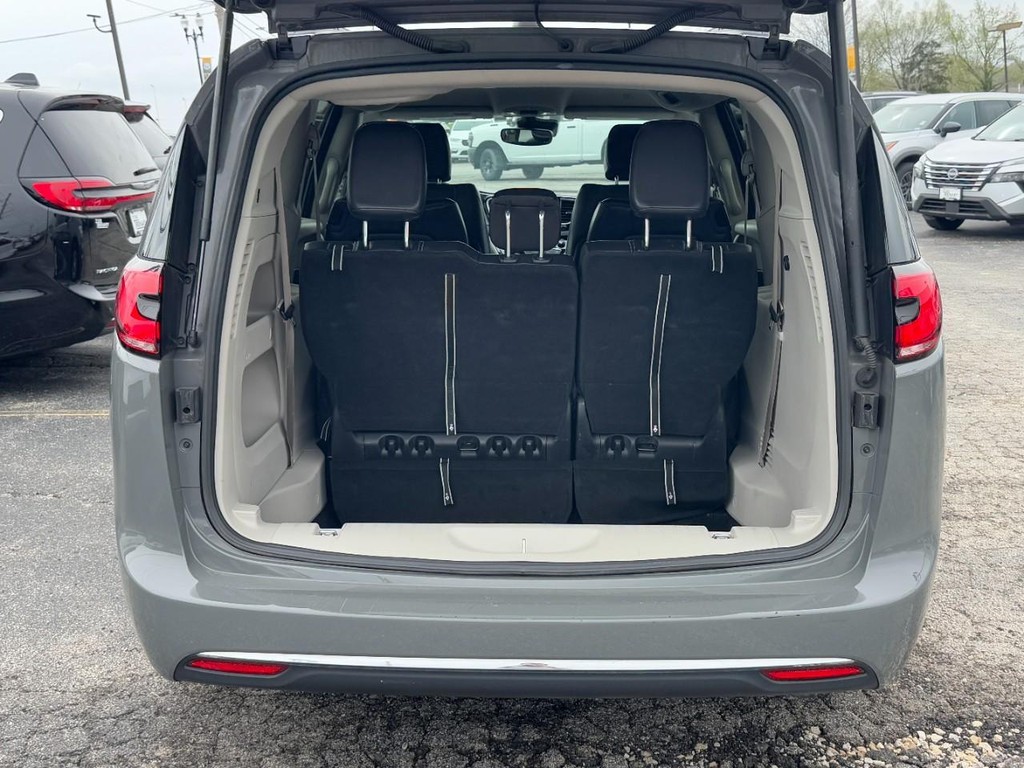 Chrysler Pacifica Vehicle Full-screen Gallery Image 09