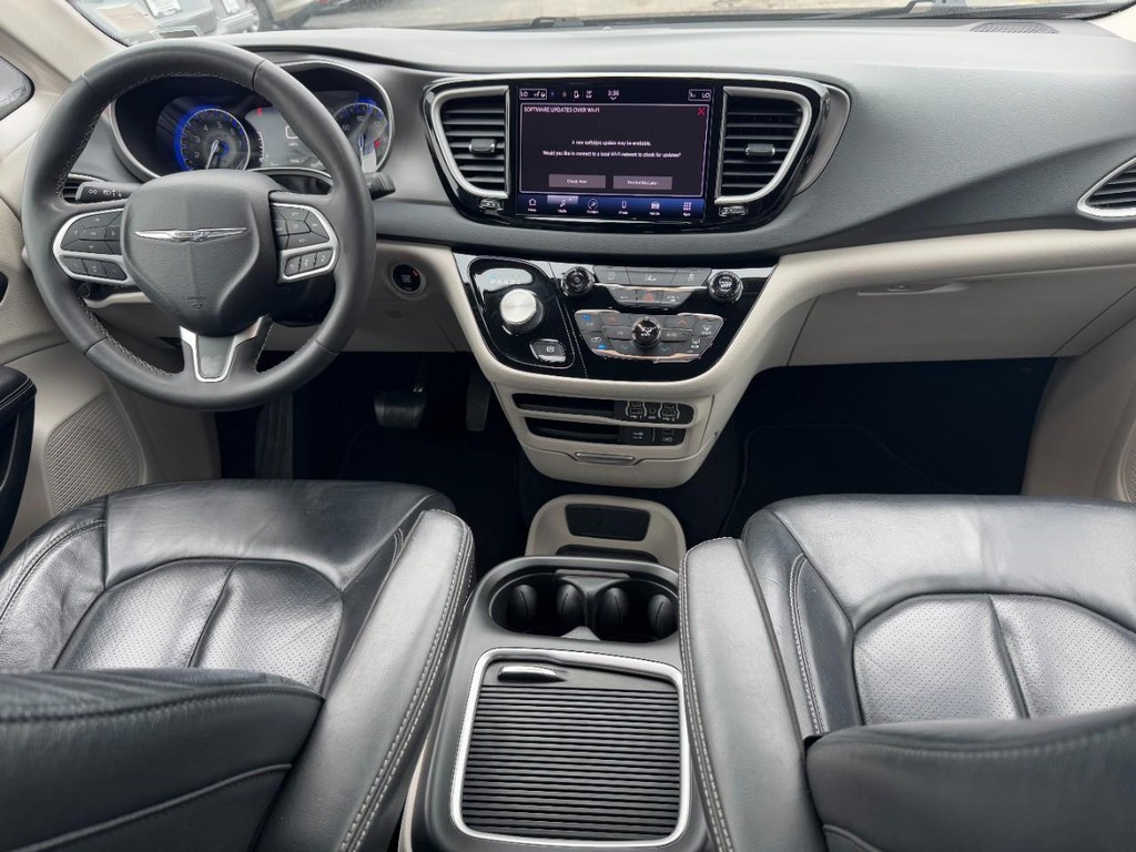 Chrysler Pacifica Vehicle Full-screen Gallery Image 12