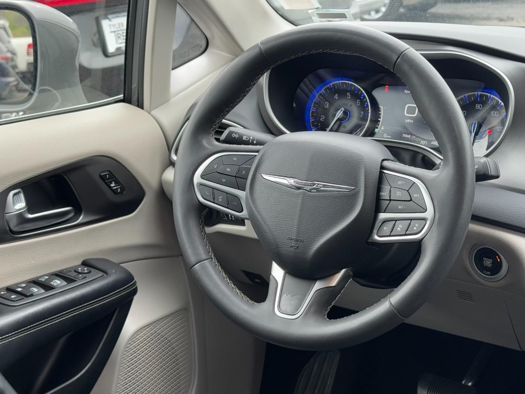 Chrysler Pacifica Vehicle Full-screen Gallery Image 13