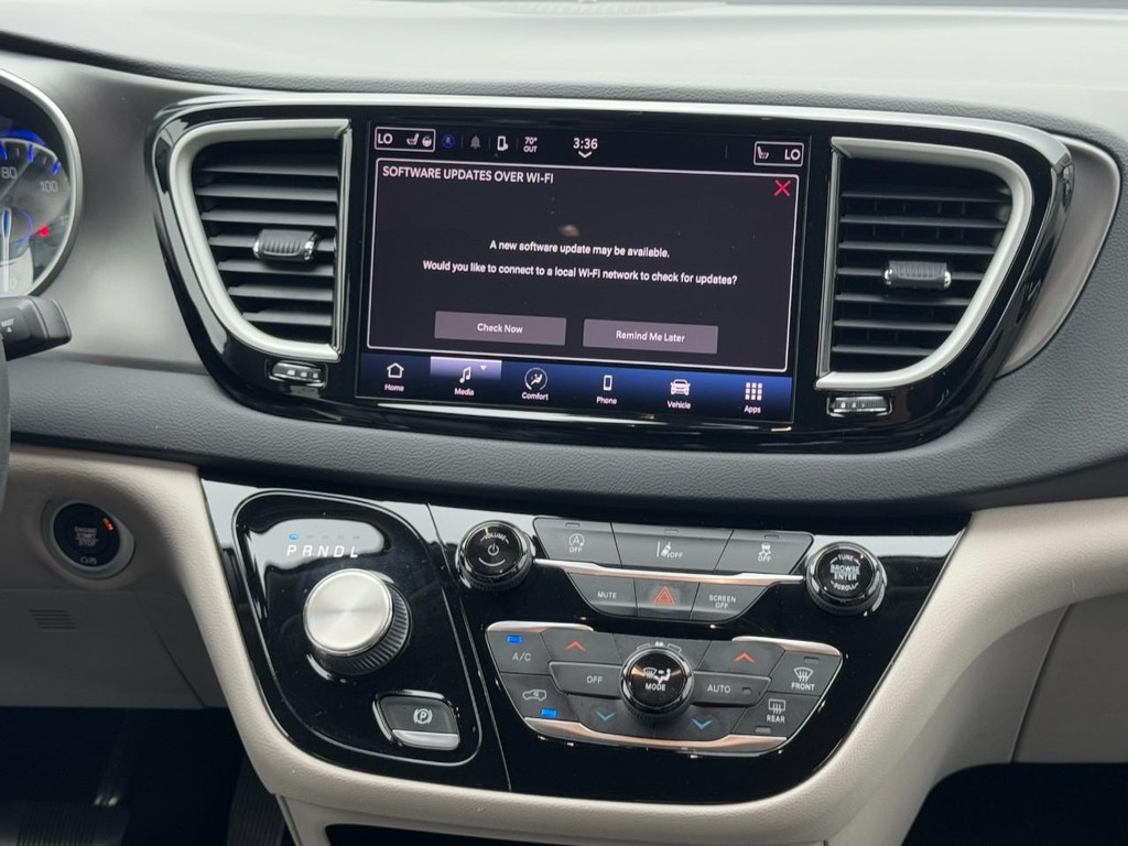 Chrysler Pacifica Vehicle Full-screen Gallery Image 14