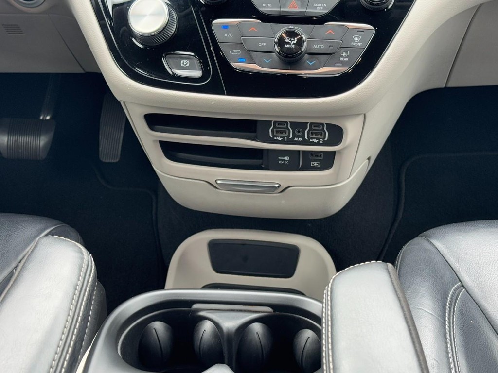 Chrysler Pacifica Vehicle Full-screen Gallery Image 15