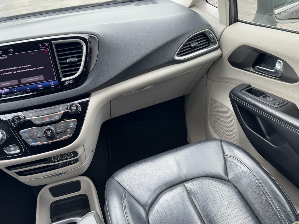 Chrysler Pacifica Vehicle Full-screen Gallery Image 16