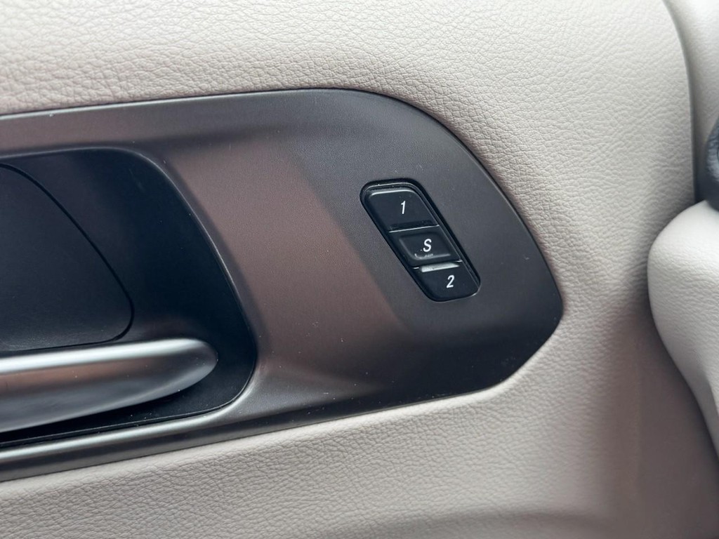 Chrysler Pacifica Vehicle Full-screen Gallery Image 17