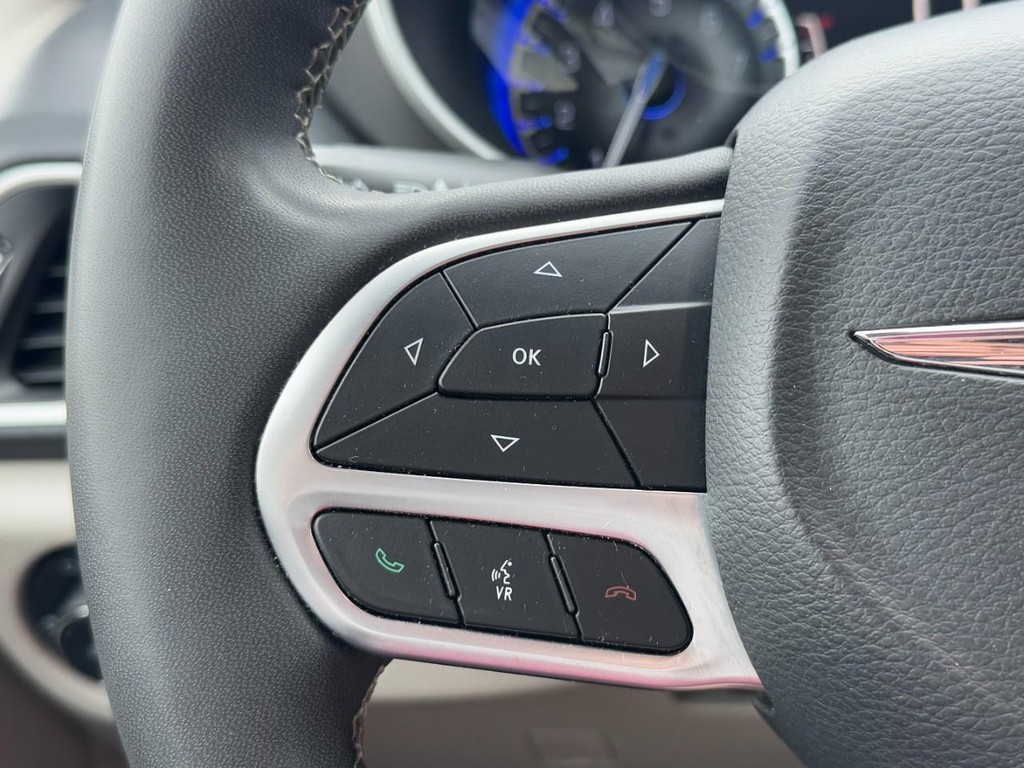 Chrysler Pacifica Vehicle Full-screen Gallery Image 18