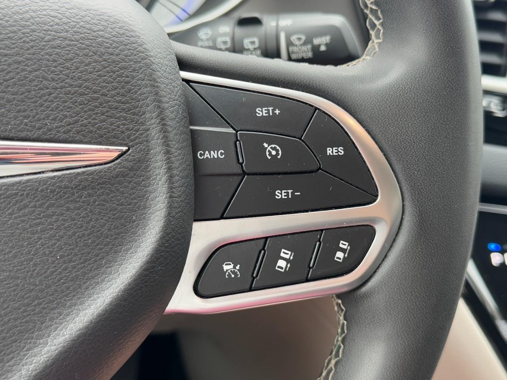 Chrysler Pacifica Vehicle Full-screen Gallery Image 19